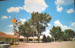 胡尔伯克66 Motel的停车场前的汽车旅馆标志