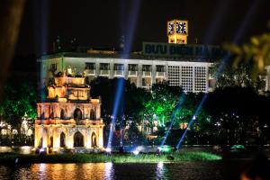 河内城市爱丽酒店的夜间在建筑物前的喷泉