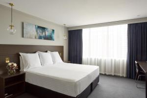 墨尔本亚当湾景酒店客房内的一张或多张床位