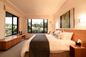 卡尔斯菲利普岛山顶公寓酒店的一间卧室设有一张大床和大窗户