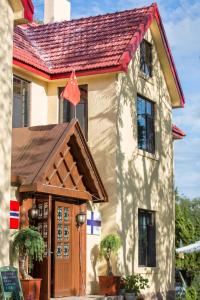 青岛北欧记忆海景酒店（八大关）的一座带木门和红旗的房子