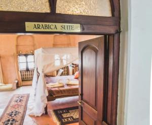 桑给巴尔桑给巴尔咖啡酒店的一间卧室配有一张床和一扇木门
