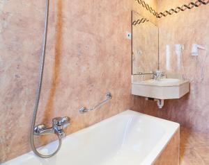 阿尔赫西拉斯全球雷纳克里斯蒂娜酒店的带浴缸、水槽和淋浴的浴室