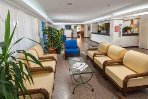 马帝斯兹罗Hotel Olimpic的带沙发、桌子和植物的等候室