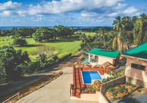 拉罗汤加Rarotonga GolfSeaView的享有带高尔夫球场的房屋的空中景致