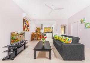 拉罗汤加Rarotonga GolfSeaView的客厅配有沙发和桌子