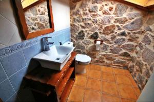O PindoCasa Porto de Quilmas的一间带水槽和石墙的浴室