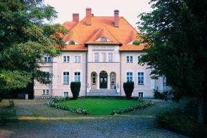 KrzeszkowicePałac w Dębinie的一座带橙色屋顶的大房子