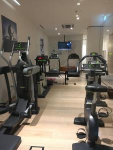 卡塞勒蒂索玛坎普Hotel Saccardi & Spa - Adults Only的健身房设有跑步机和椭圆机