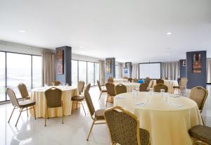雅加达雅加达达安莫戈特宜必思快捷酒店的用餐室设有桌椅和窗户。