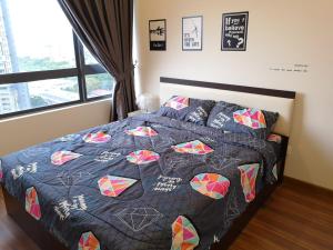 吉隆坡Luxury Resort Suite Kuala Lumpur@5mins to Mid Valley, Sunway的一间卧室配有一张带被子和枕头的床