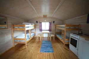 GullesfjordGullesfjord Camping的小屋内带双层床的房间
