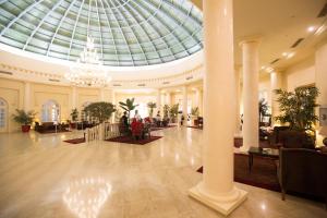 突尼斯突尼斯爱婆罗酒店的大堂设有大型玻璃圆顶天花板,里面的人