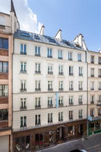 巴黎Hôtel La Nouvelle République & Hammam的一座白色的大建筑,有很多窗户