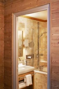谷雪维尔Les Trois Vallées, a Beaumier hotel的带浴缸、水槽和淋浴的浴室