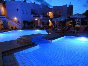 加藤-达拉特索耶克利娜酒店的大楼前方设有蓝色灯光的大型游泳池