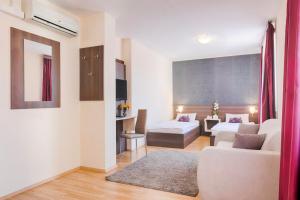 布达佩斯3M酒店的客厅配有沙发和1张床