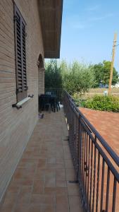 马洛塔Tulipano Appartamenti的砖砌建筑中带桌子的阳台