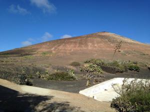 阿索马达Patio I的一座大山丘,背景是山丘