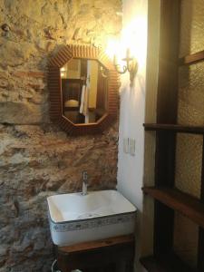 危地马拉安地瓜Posada San Sebastian的一间带水槽和镜子的浴室