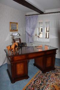 韦尼格罗德普本斯图伯钦公寓的一张桌子,上面有一只狗雕像