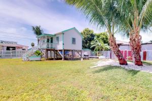 库尔克岛Casa DV Cabanas的院子里有棕榈树的房子