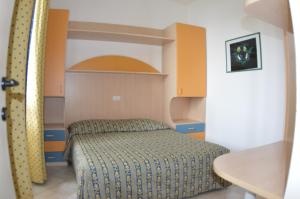 阿尔本加Residence Villa Miky的一间小卧室,卧室内配有一张床铺