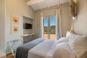 帕劳Tenuta Petra Bianca的一间卧室设有一张大床和一个窗户。