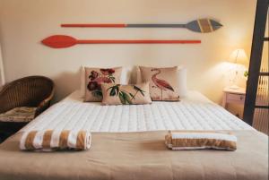 卡纳内亚Pousada Familia Ottoboni的卧室配有带枕头的大型白色床