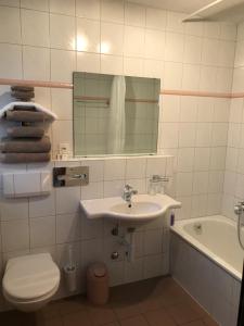 欧博比皮Hotel Eintracht的一间带水槽、卫生间和镜子的浴室