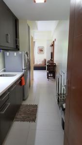 纳苏格布Pico De Loro - Myna B Studio的厨房设有长长的走廊,配有水槽和柜台