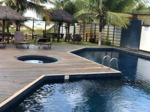 伊塔齐米林Village Beira Mar-Summer03的一座游泳池,旁边设有木甲板