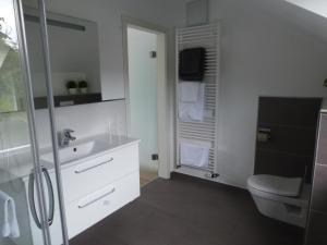特拉本特拉巴赫York Cottage Heaven的白色的浴室设有水槽和卫生间。