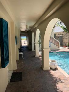 劳德代尔堡Courtyard Villa Hotel的一个带游泳池的房子的走廊