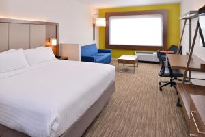 麦迪逊麦迪逊智选假日套房酒店的酒店客房,配有床和投影屏幕