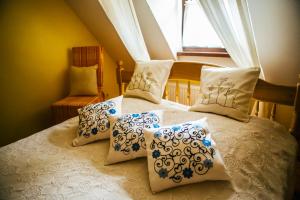 PirčiupiaiPirčiupio Karčema的卧室配有带枕头的床铺和窗户。