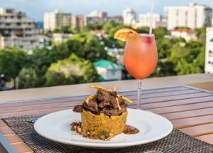 圣胡安西加拉豪华套房酒店 - 圣胡安的桌上的一盘食物和饮料