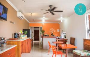 QuesadaHotel Terra Viva的用餐室设有橙色墙壁和吊扇
