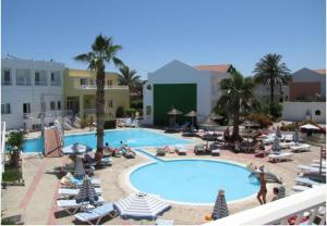 克雷马斯蒂瓦萨米酒店式公寓的一个大型游泳池周围的人
