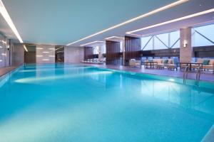 嘉定上海嘉定凯悦酒店的在酒店房间的一个大型游泳池