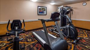 法兰克尼亚最佳西方白山旅馆的健身房,室内配有两辆健身自行车