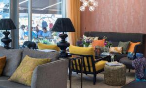 斯德哥尔摩贝斯特韦斯特时代酒店的客厅配有沙发和桌椅