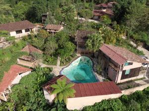 库埃察兰德尔普罗格雷索Cabañas Los Achicuales的享有带游泳池的房屋的空中景致
