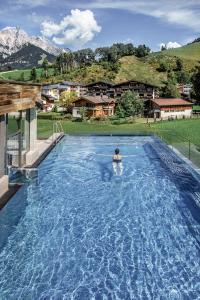 HOTEL SEPP - Alpine Boutique Hotel - Adults Only内部或周边的泳池