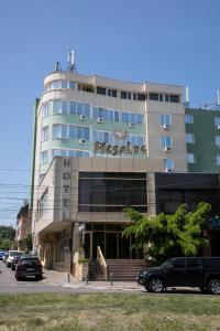 康斯坦察梅加罗斯酒店的前面有停车位的建筑