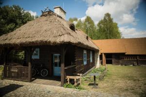 卡齐米日-多尔尼萨格多瓦奥萨达旅馆的茅草屋顶和长凳的小小屋