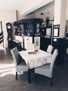 锡盖图马尔马切伊Pensiunea Iris的一间带桌椅和时钟的用餐室