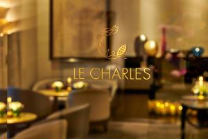 巴黎巴黎布尔甘地酒店的一间设有桌椅的餐厅,餐厅里摆放着他椅子的字样