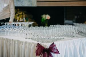 VratsaHotel Leva - Vratsa的酒杯上带酒 ⁇ 的桌子