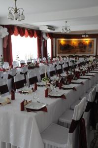 沃尔什滕考卡斯酒店的一个带白色桌椅的大型宴会厅